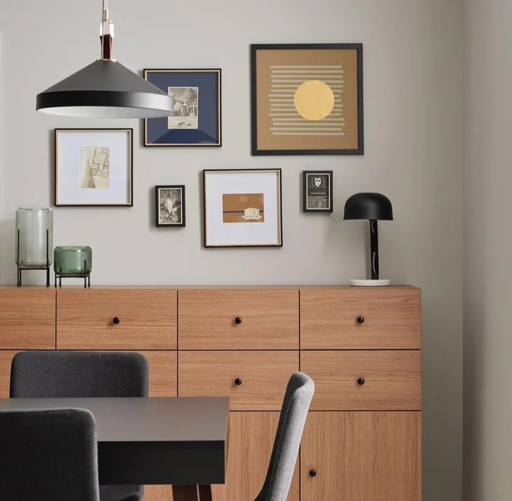 Minimalistyczna komoda z dekoracjami i grafikami w stylu skandynawskim